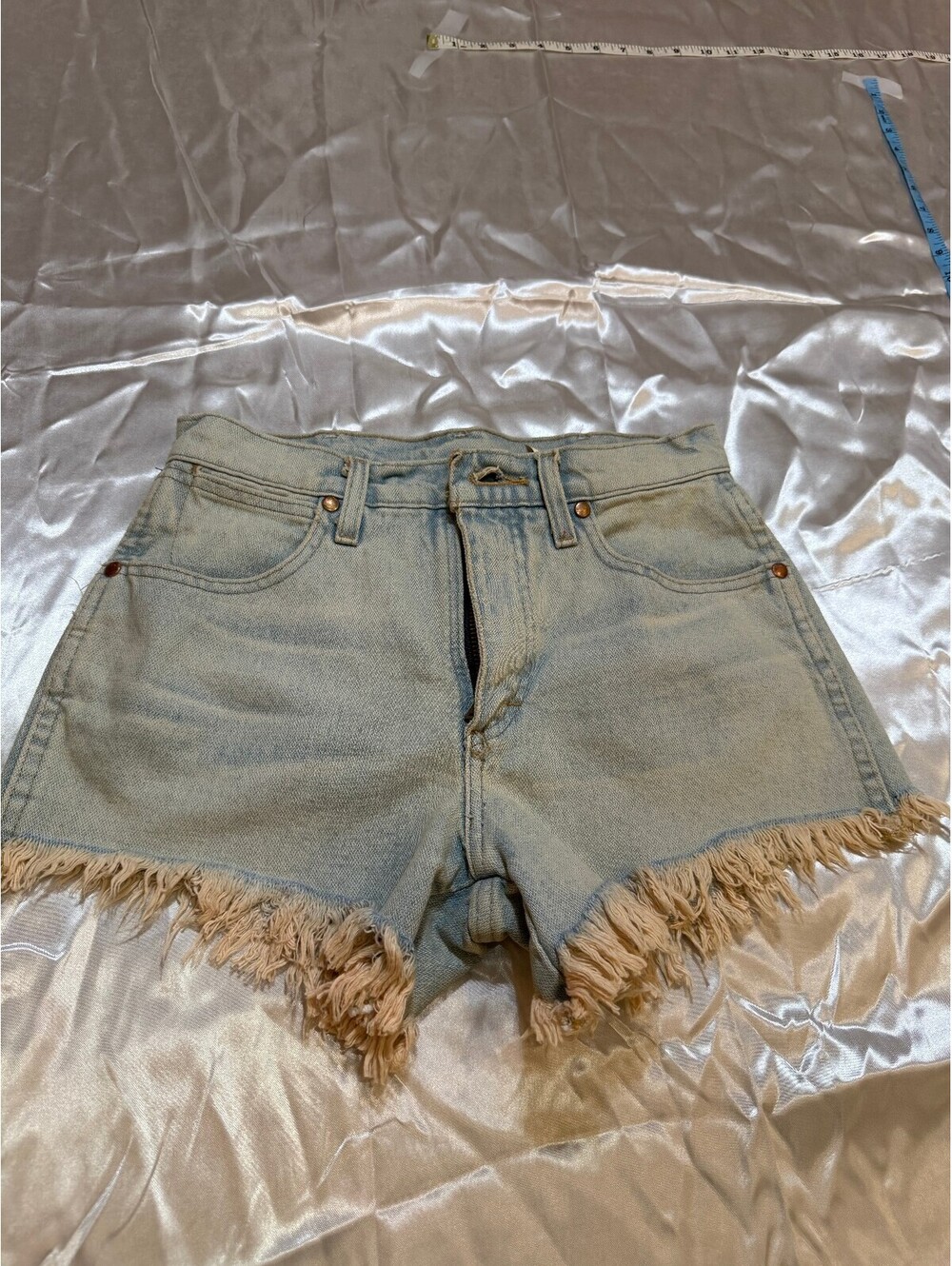 Wrangler Light Wash Denim Frayed Hem Shorts Size 24